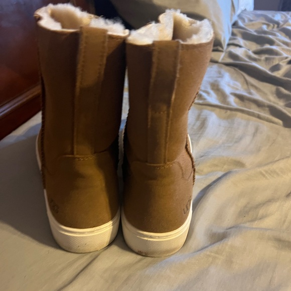 8.5 Ugg Boots - Picture 4 of 7